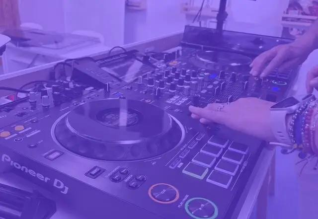 Mesa de mezcla profesional preparada para una clase de DJ en Mambo DJ School.
